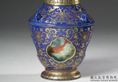 图片[2]-Revolving openwork vase in yang-ts’ai enamels on blue ground with fish, aquatic plant, and gold tracery decor-China Archive